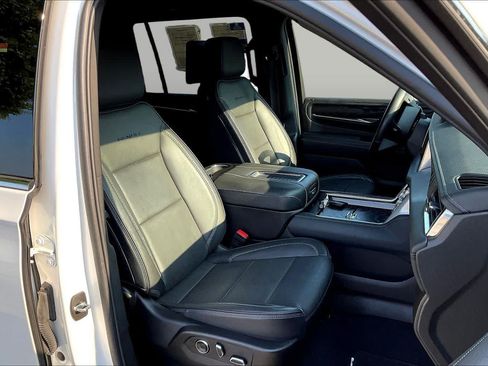 Used 2024 GMC Yukon XL Denali w/ Denali Reserve Package AWD/4WD image 9
