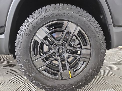 Used 2025 Rivian R1S Adventure AWD/4WD image 10