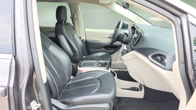Used 2023 Chrysler Pacifica Touring-L FWD image 13