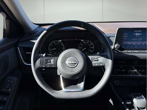 Used 2023 Nissan Rogue SV image 17