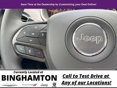 Used 2022 Jeep Cherokee Trailhawk image 14