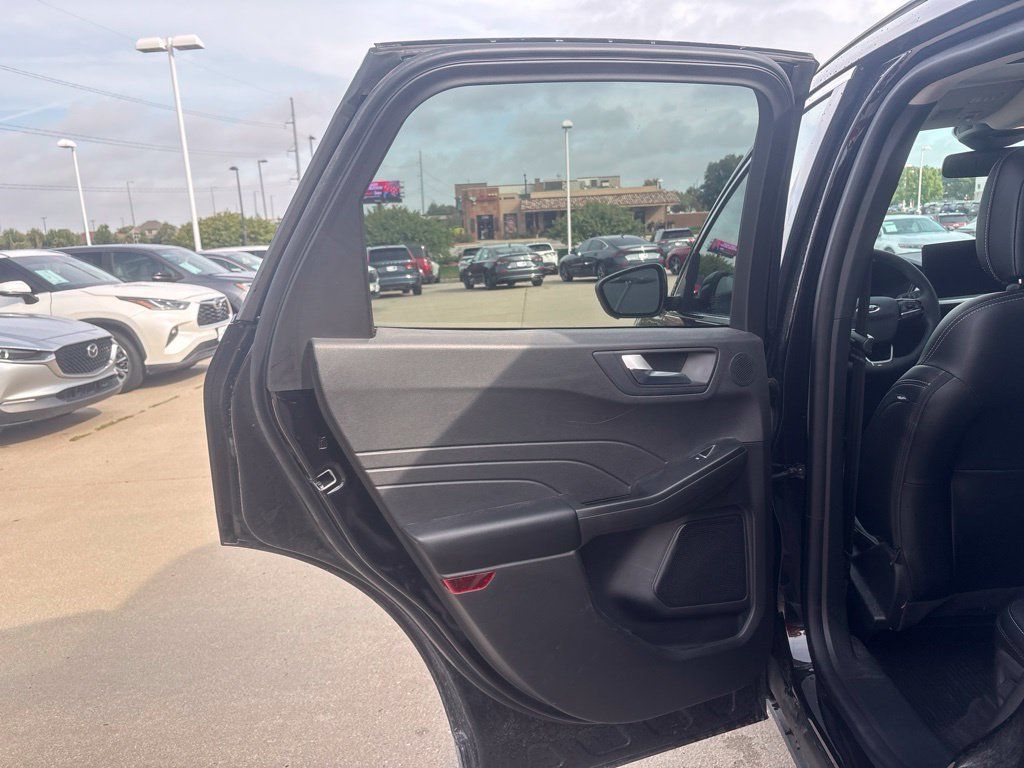Used 2024 Ford Escape Platinum w/ Premium Technology Package AWD/4WD image 37