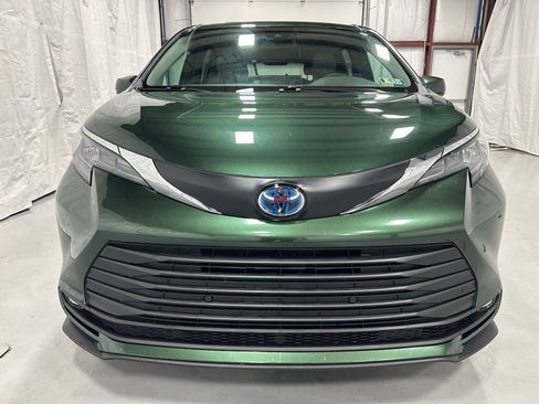 Used 2025 Toyota Sienna XLE image 2