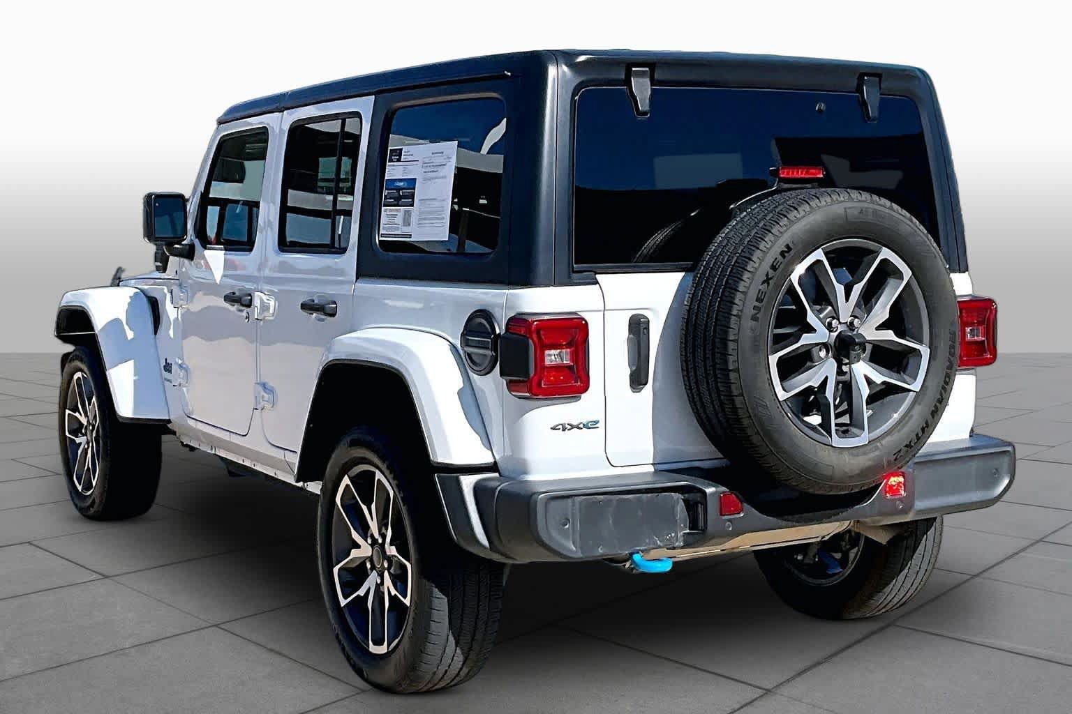 Used 2024 Jeep Wrangler Unlimited w/ Convenience Group AWD/4WD image 11