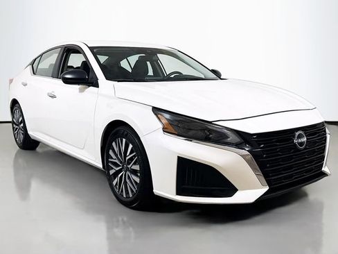 Used 2025 Nissan Altima 2.5 SV FWD image 3
