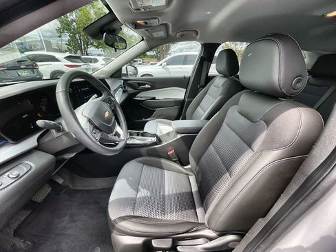 Used 2025 Chevrolet Trax LT w/ LT Convenience Package FWD image 18