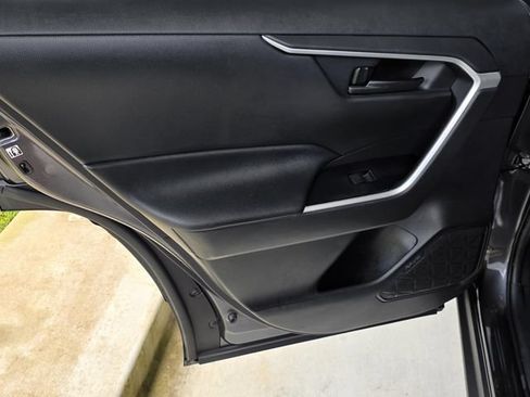 Used 2020 Toyota RAV4 LE FWD image 27