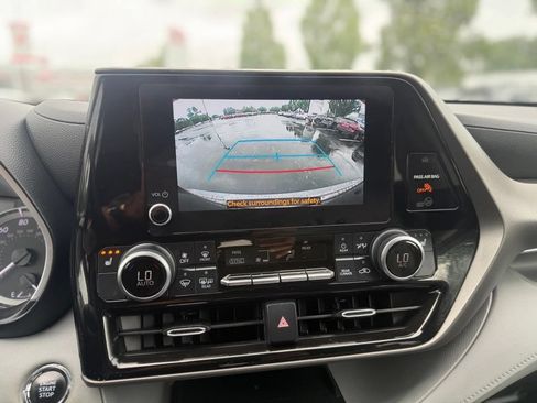 Used 2023 Toyota Highlander XLE AWD/4WD image 25