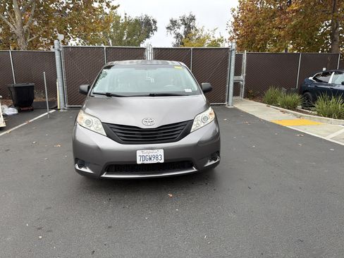 Used 2014 Toyota Sienna L image 40