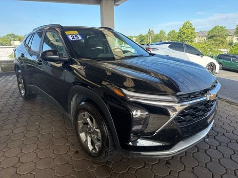 Used 2025 Chevrolet Trax LT w/ Driver Confidence Package FWD image 4