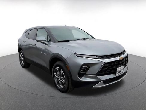 Used 2025 Chevrolet Blazer LT FWD image 3