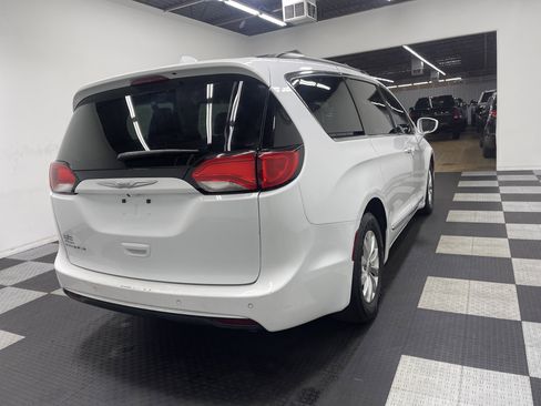 Used 2017 Chrysler Pacifica Touring-L image 5