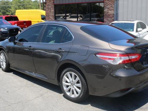 Used 2018 Toyota Camry LE FWD image 5