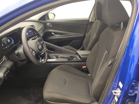 Used 2025 Hyundai Elantra SE image 17