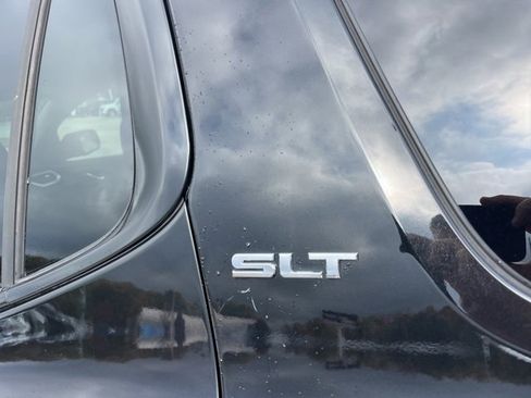 Used 2019 GMC Acadia SLT w/ Black Edition image 4