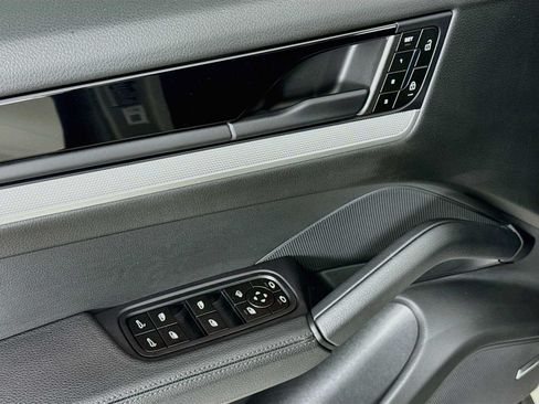 Certified 2025 Porsche Cayenne AWD/4WD image 11