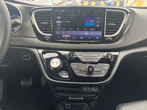 Used 2025 Chrysler Pacifica Select image 17