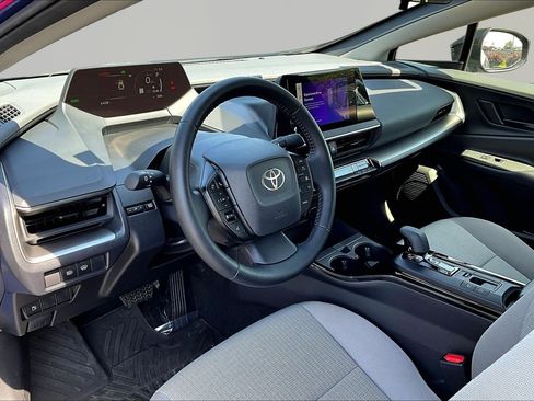 Used 2025 Toyota Prius LE FWD image 17