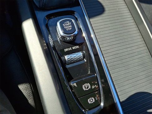 Used 2019 Volvo XC60 T6 Momentum w/ Premium Package image 24