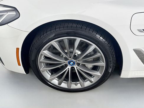 Used 2023 BMW 530e w/ Premium Package image 38