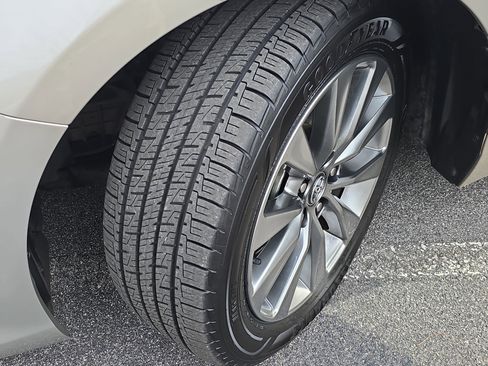 Used 2017 Toyota Camry XLE w/ Moonroof Package image 33