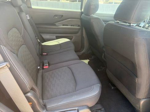 Used 2024 Nissan Pathfinder SV FWD image 11