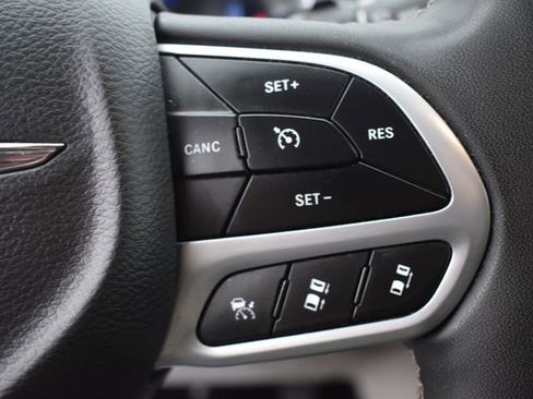 Used 2023 Chrysler Pacifica Touring-L FWD image 25