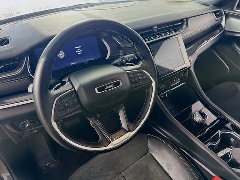 Used 2022 Jeep Grand Cherokee L Laredo image 13