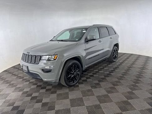 Used 2022 Jeep Grand Cherokee Laredo X AWD/4WD image 3