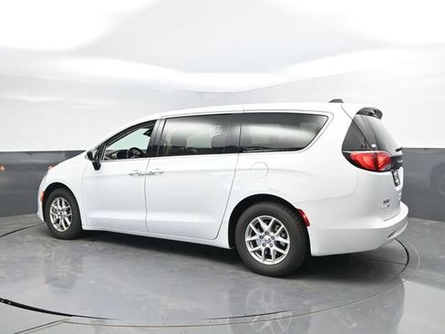 Used 2024 Chrysler Voyager LX FWD image 8