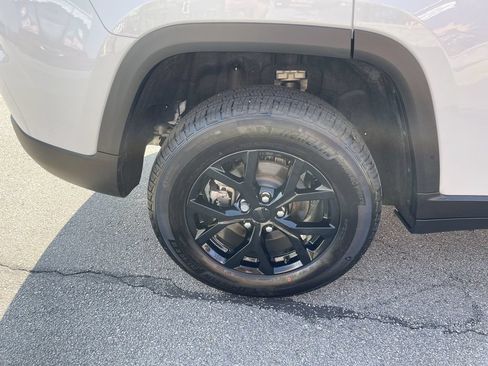 Used 2025 Jeep Grand Cherokee Altitude AWD/4WD image 12