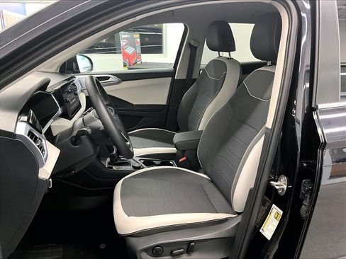 Used 2025 Volkswagen Taos SE AWD/4WD image 9