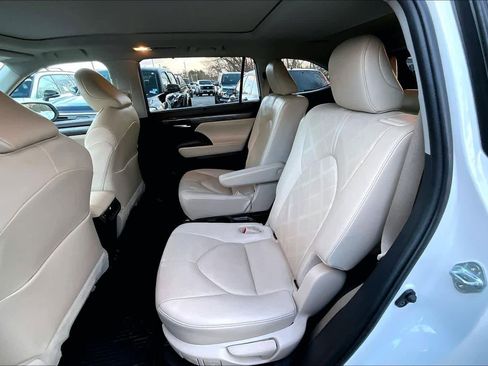 Used 2021 Toyota Highlander Platinum image 18
