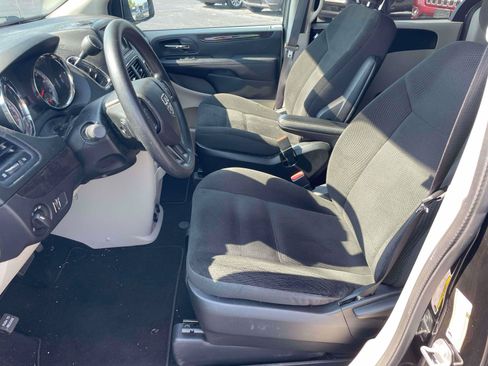 Used 2018 Dodge Grand Caravan SE w/ UConnect Hands-Free Group FWD image 11