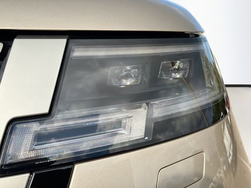 Used 2024 Land Rover Range Rover Long Wheelbase SE image 9
