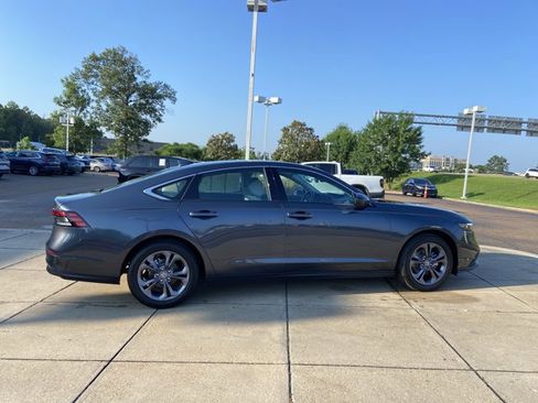 Used 2023 Honda Accord EX image 12