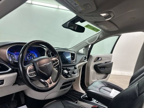 Used 2017 Chrysler Pacifica Touring-L Plus FWD image 30