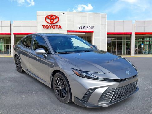Used 2025 Toyota Camry SE image 2