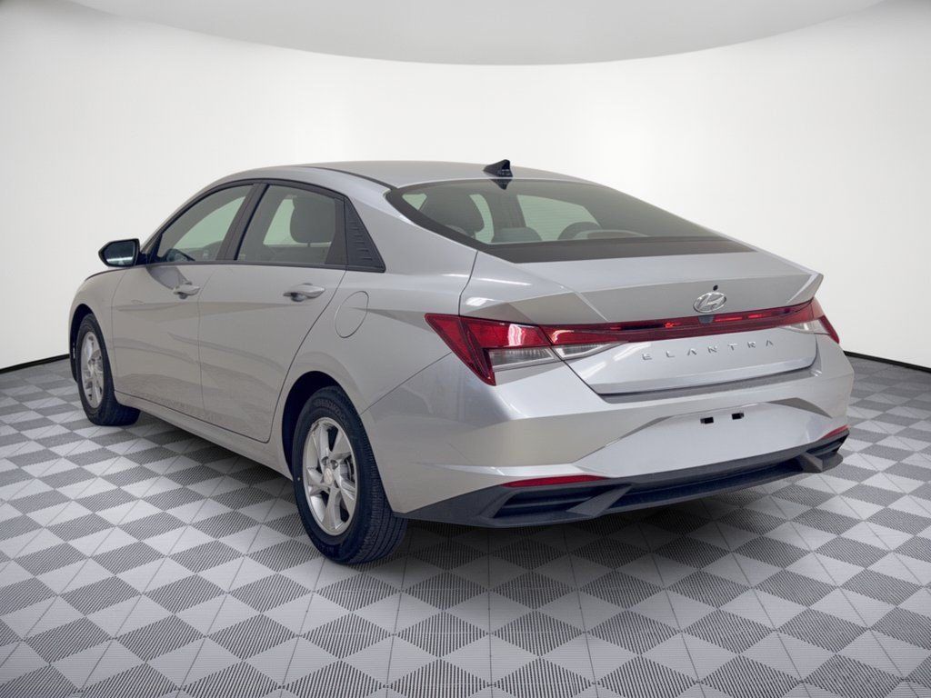 Used 2021 Hyundai Elantra SE FWD image 3