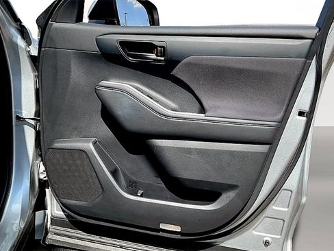 Used 2024 Toyota Highlander LE image 22