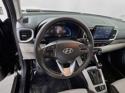 Certified 2025 Hyundai Venue SEL image 11