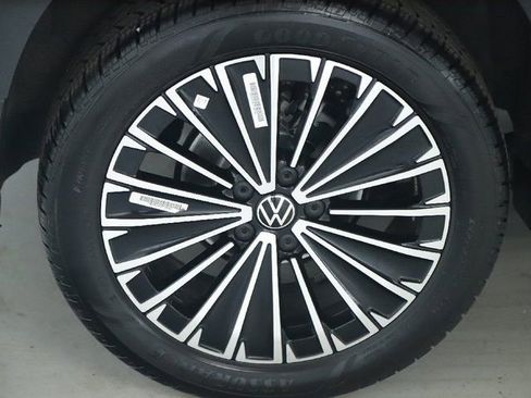 Used 2025 Volkswagen Taos SE image 12