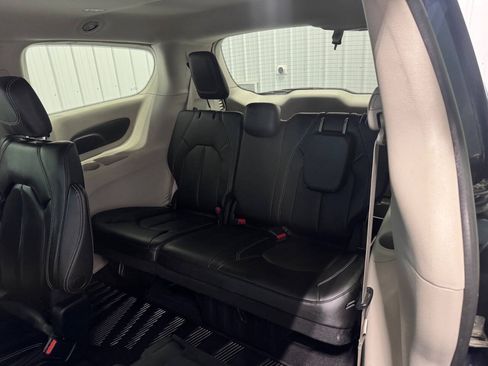 Used 2023 Chrysler Pacifica Touring-L FWD image 10