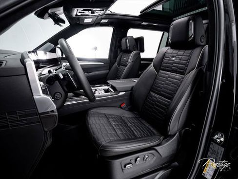 Used 2025 Cadillac Escalade ESV V AWD/4WD image 27