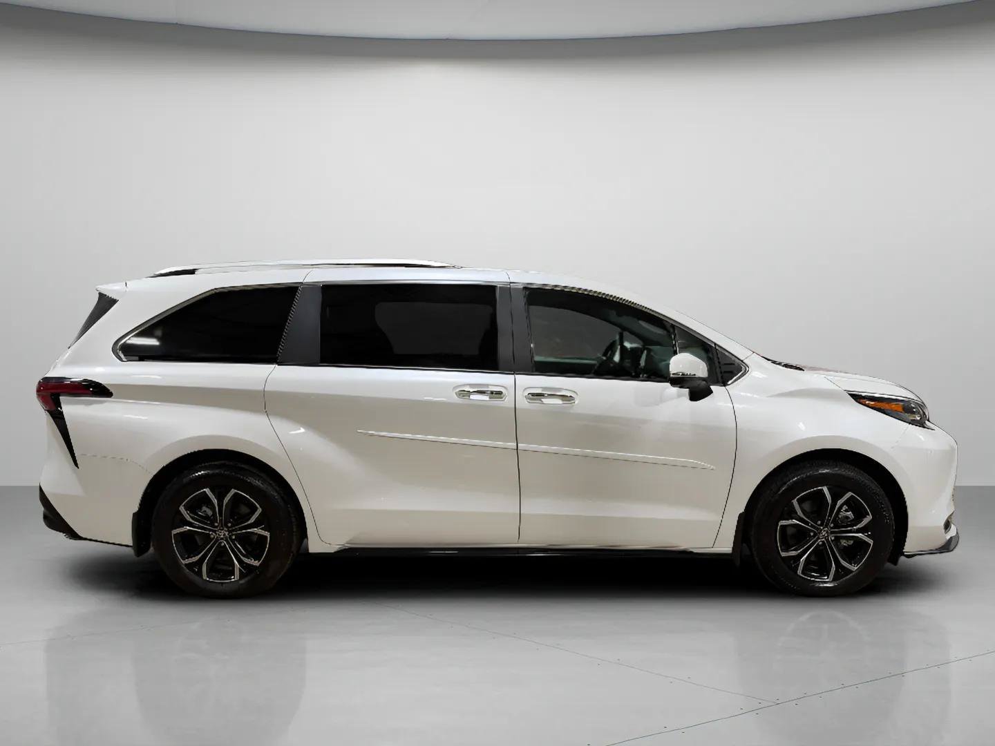 Used 2026 Toyota Sienna Platinum AWD/4WD image 2
