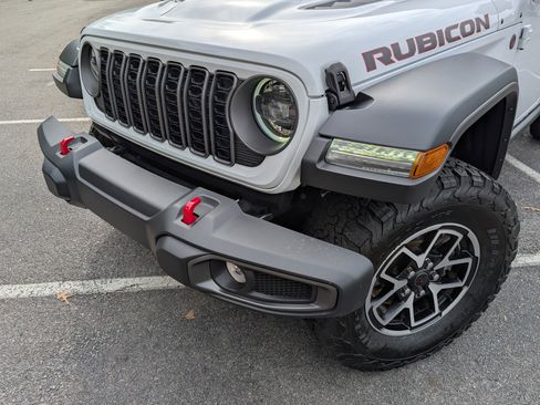Used 2024 Jeep Wrangler Rubicon image 13