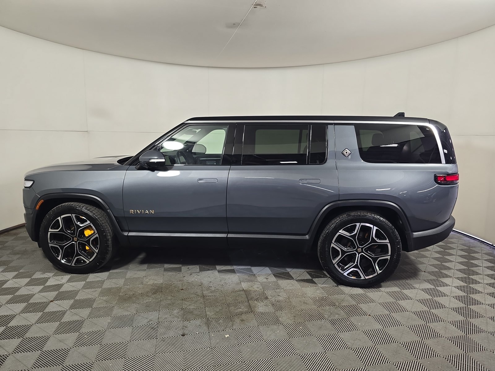 Used 2022 Rivian R1S Launch Edition Quad AWD/4WD image 2