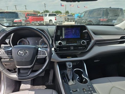 Used 2024 Toyota Highlander XLE AWD/4WD image 25