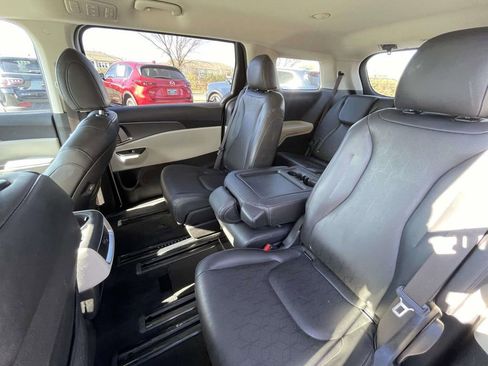 Used 2024 Kia Carnival LX image 23