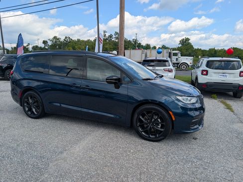 Used 2025 Chrysler Pacifica Limited FWD image 6